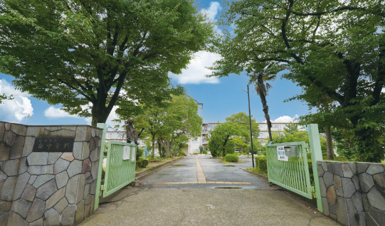 越谷市立南中学校 徒歩17分（約1,300m）